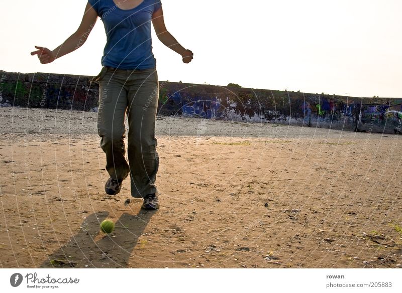 kicken 2 Freizeit & Hobby Spielen Ballsport Sportler Sportveranstaltung Fußballplatz Mensch feminin Junge Frau Jugendliche 1 laufen rennen einzigartig sportlich