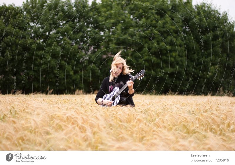 .... Gitarre Gitarrenspieler Gitarre spielen Mensch Junge Frau Jugendliche 1 18-30 Jahre Erwachsene Musik Musiker Nutzpflanze Feld blond Bewegung Feste & Feiern