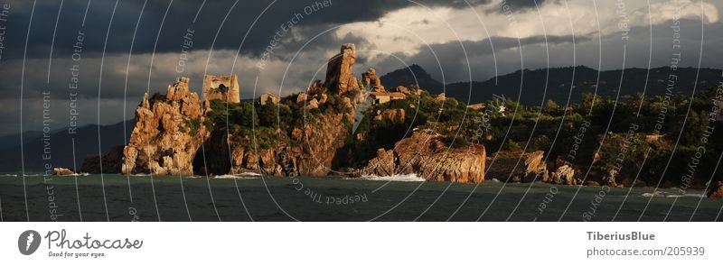 Hafeneinfahrt Cefalù, Caldurabucht Natur Landschaft Wasser Wolken Gewitterwolken schlechtes Wetter Sturm Felsen Wellen Küste Bucht Meer Mittelmeer Insel