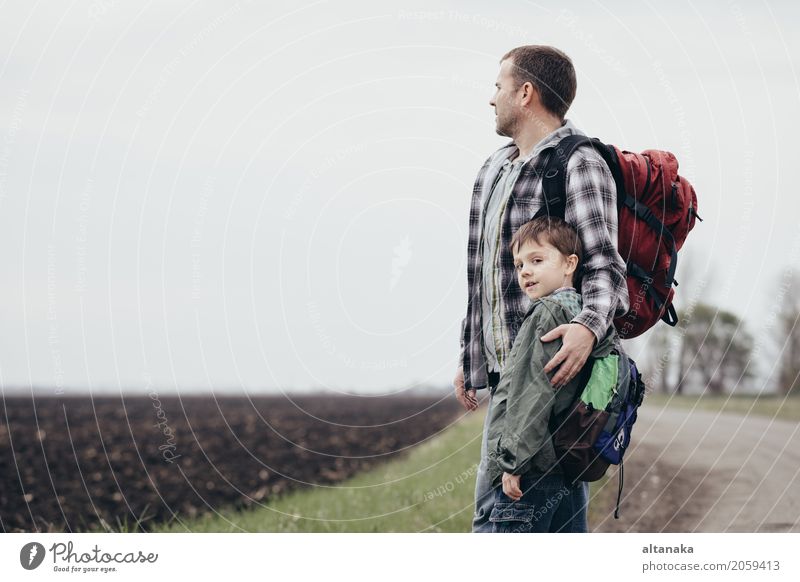 Vater und Sohn, die auf der Straße zur Tageszeit spielen. Lifestyle Freude Glück Freizeit & Hobby Ferien & Urlaub & Reisen Tourismus Ausflug Abenteuer Freiheit