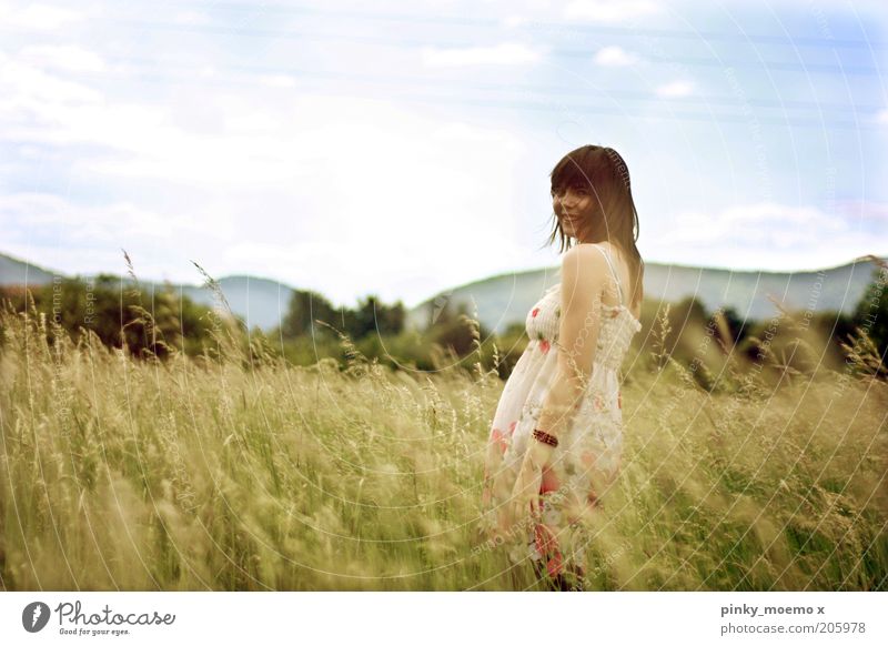 Sommerwind Junge Frau Jugendliche 1 Mensch 13-18 Jahre Kind Lächeln stehen Himmel Wolken Natur Feld Kleid Haare & Frisuren braun Außenaufnahme Tag Oberkörper