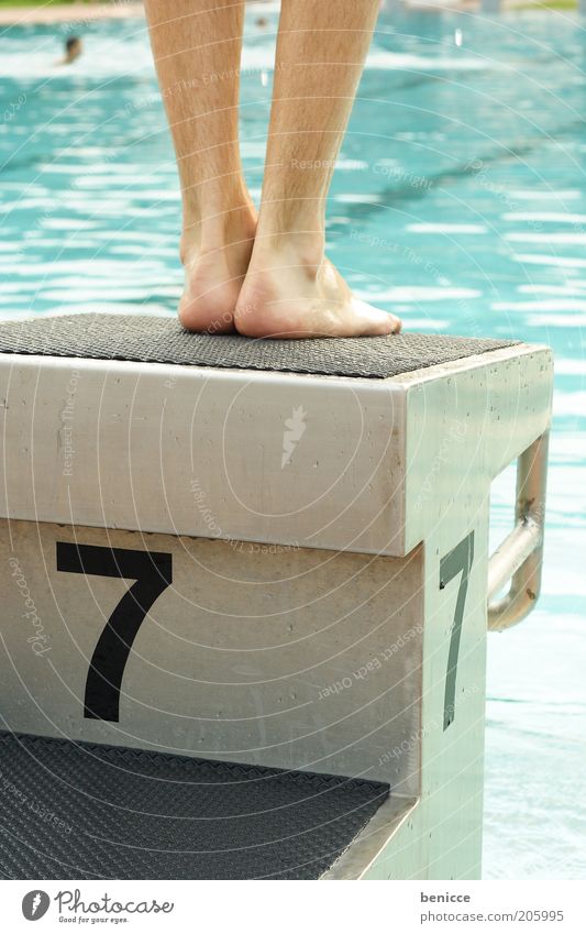 am Beginn Beine Sprungbrett Schwimmbad Startblock Wasser Gegenlicht Freibad stehen springen Mann maskulin Mensch Schwimmsport Schwimmsportler Sport Olympiade