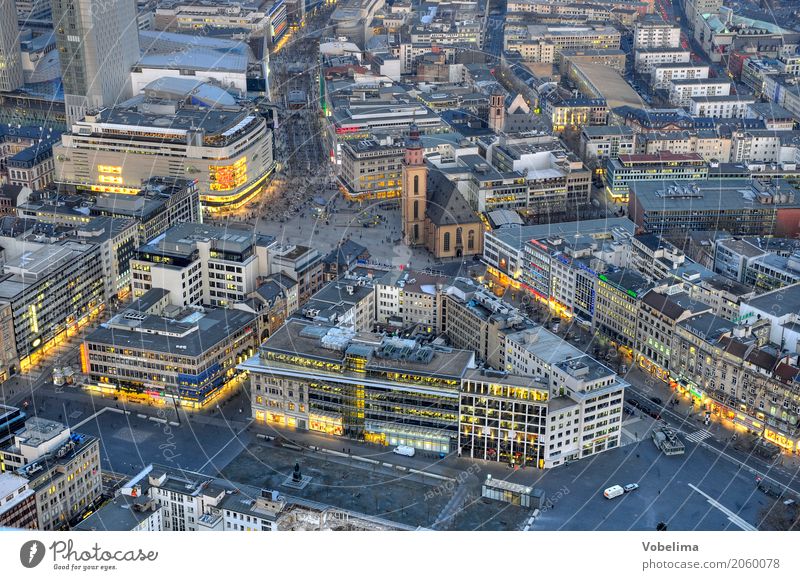 Frankfurt, abends Stadt Stadtzentrum Fußgängerzone Haus Kirche Platz Gebäude Straßenverkehr Arbeit & Erwerbstätigkeit Häusliches Leben blau braun mehrfarbig