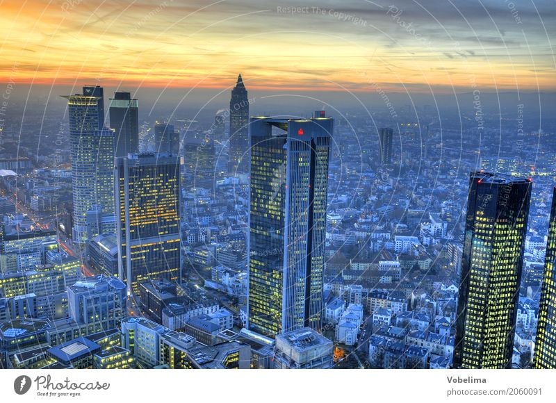 Frankfurt, abends Stadt Stadtzentrum Skyline Hochhaus Bankgebäude Gebäude Architektur blau mehrfarbig gelb gold grau rosa schwarz Frankfurt am Main Großstadt