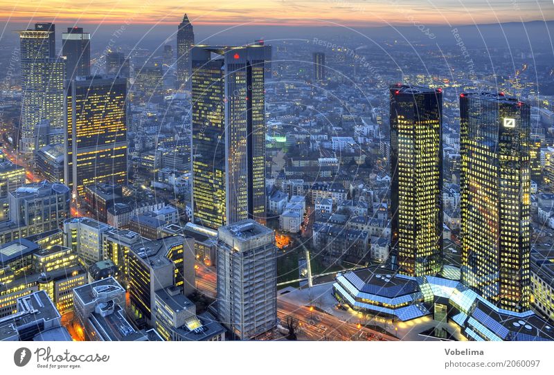 Frankfurt, abends Stadt Stadtzentrum Skyline Hochhaus Bankgebäude Architektur blau braun mehrfarbig gelb gold grau orange schwarz Frankfurt am Main Großstadt