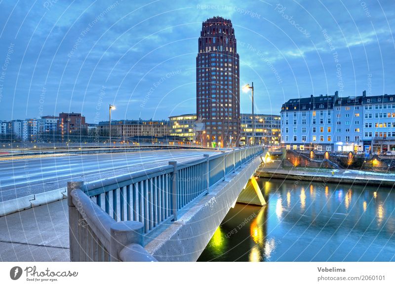 Main-Plaza-Tower in Frankfurt Fluss Stadt Haus Hochhaus Brücke Turm Architektur Straße blau gelb gold grau Frankfurt am Main main plaza tower flößerbrücke HDR