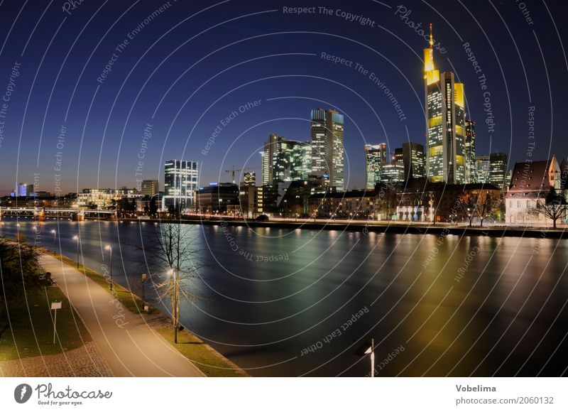 Frankfurt/Main,abends Fluss Stadt Hochhaus Bankgebäude Architektur blau braun mehrfarbig gelb gold grau schwarz Farbfoto Menschenleer Textfreiraum oben