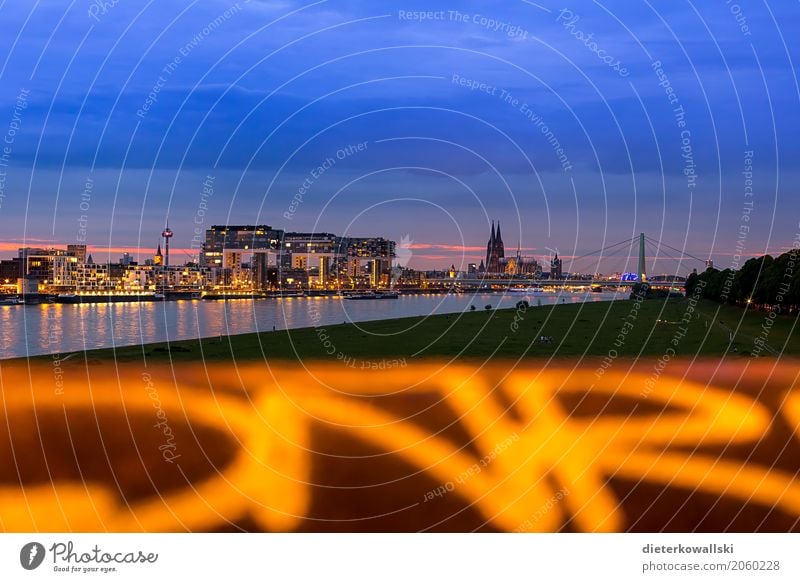 Skyline Köln Landschaft Stadt Sehenswürdigkeit Wahrzeichen Denkmal Dom Kölner Dom Rhein Fluss Schifffahrt Wasserfahrzeug Fernsehturm Großstadt