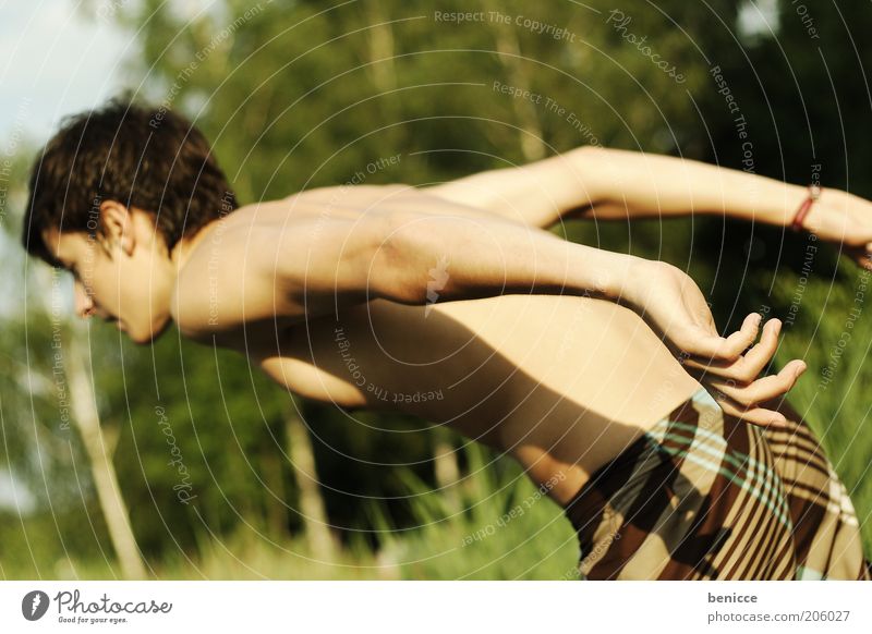 sprung ins kalte nass Mann Mensch Jugendliche Sommer Sonne Natur See Badesee Österreich springen Wasser Schwimmen & Baden anlauf nehmen Freude Glück Badehose