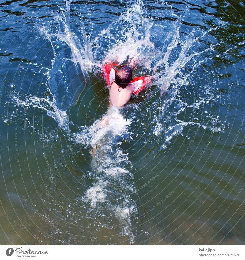 36 grad und es wird noch heisser Freude Spielen Kinderspiel Mensch Junge Kindheit Leben 1 3-8 Jahre Wasser Wassertropfen Wellen Teich See springen toben