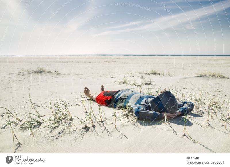 Ferien! Gesundheit Wohlgefühl Erholung ruhig Ferien & Urlaub & Reisen Sommer Sommerurlaub Sonnenbad Strand Meer Junger Mann Jugendliche Leben Natur Landschaft