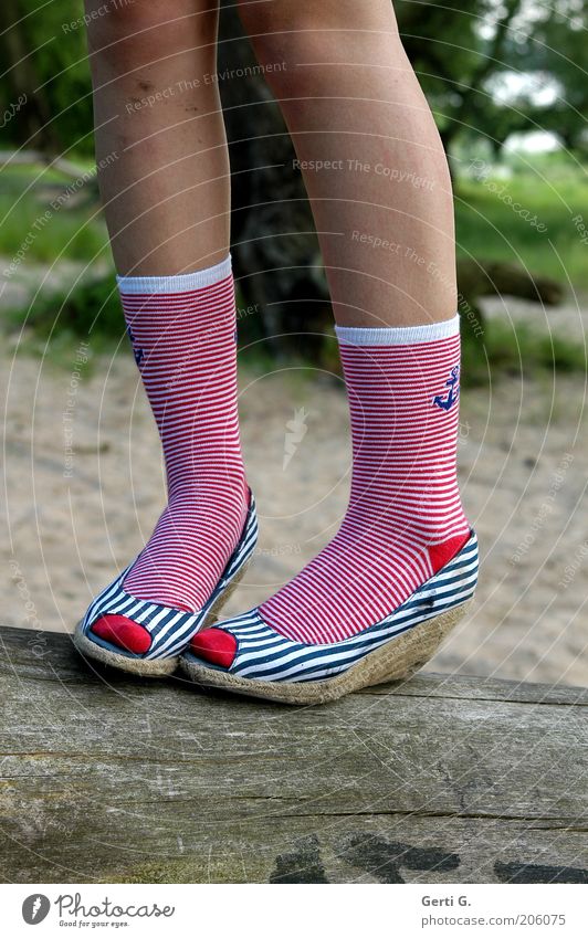 KnieStrumpfPose Beine paarweise 2 Strümpfe Ringelsocken Gleichgewicht stehen Ringelstrümpfe gestreift Schuhe keilabsatz Körperhaltung Anker marinelook