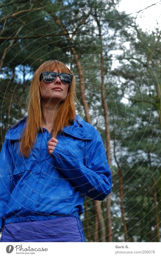 WaldBlick Frau schön langhaarig rothaarig Sonnenbrille verrückt royalblau ungerührt besonnen bedächtig Denken nachdenklich Kontrast grell Baum herbstlich