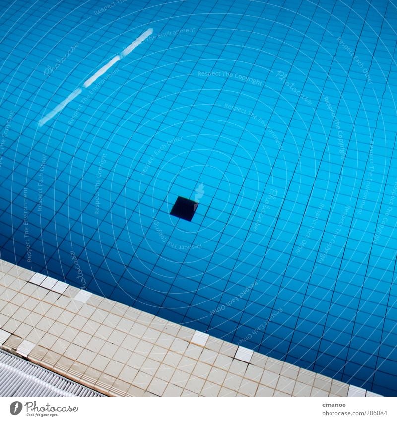 3,50m Wellness Erholung ruhig Schwimmbad Wasser alt eckig hell nass blau stagnierend Fliesen u. Kacheln Wasseroberfläche Beckenrand Abfluss Linie tief Farbfoto