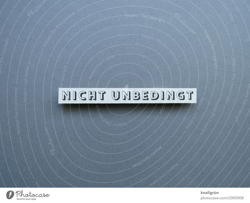 Nicht unbedingt Text Verständigung Schriftzeichen Wort Buchstaben Mitteilung Typographie Kommunikation Schilder & Markierungen Hinweisschild Hintergrund neutral