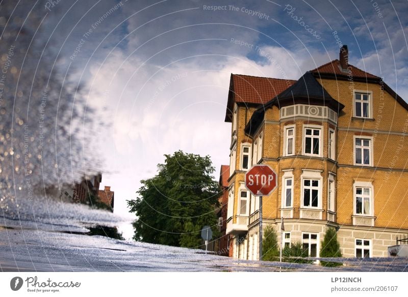 Pfützen-STOP Umwelt Lüneburg Kleinstadt Stadt Altstadt Gebäude Architektur Verkehr Straße Straßenkreuzung Verkehrszeichen Verkehrsschild bizarr Surrealismus