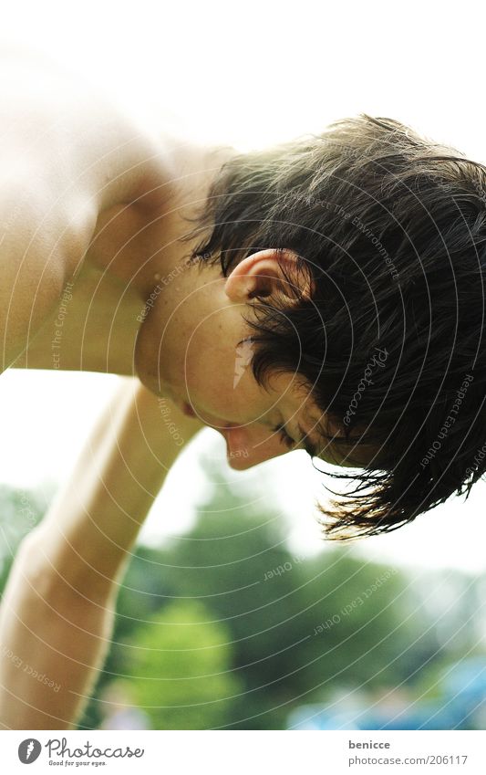 erschöpft Mensch maskulin Jugendliche Sommer nass Haare & Frisuren Müdigkeit Erschöpfung Schwimmsportler Erholung Pause Gegenlicht flau Schwindelgefühl Suche