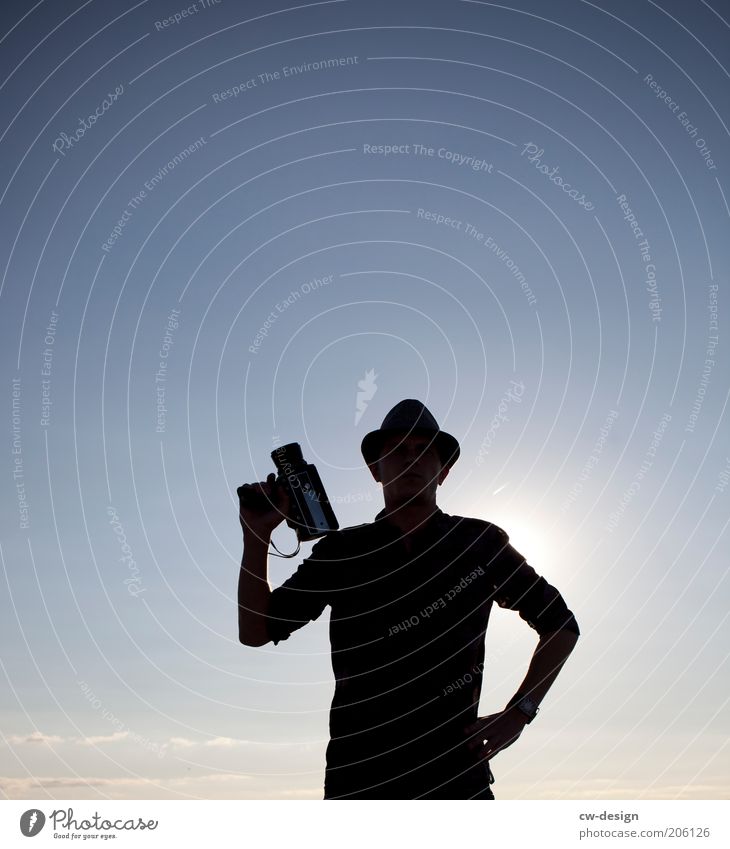 MEINE 8MM UND ICH Lifestyle Stil Beruf Medienbranche Mensch maskulin 1 Filmindustrie Video stehen Videokamera Hut Hemd schwarz Himmel blau Kameramann