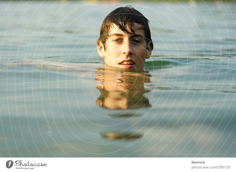 platsch Mensch Jugendliche maskulin Wasser See Meer blau nass Schwimmen & Baden Schwimmsportler Kühlung kühlen Blick in die Kamera Einsamkeit Zufriedenheit