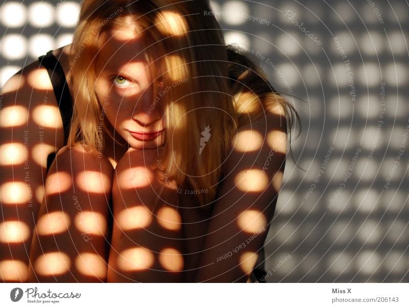 böser Blick Mensch feminin 1 blond dunkel Punkt Rollladen Jalousie Farbfoto Innenaufnahme Muster Morgen Morgendämmerung Licht Schatten Sonnenlicht