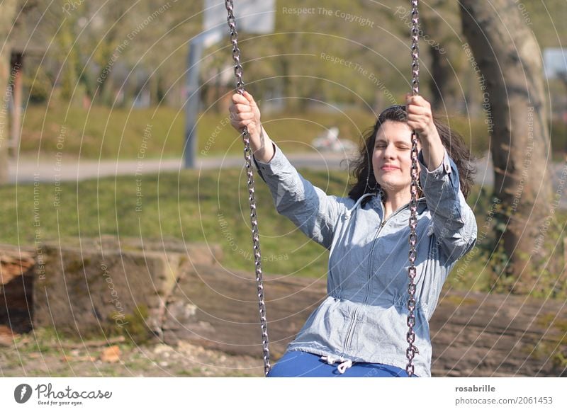 Spass am Leben haben 2 - junge brünette Frau sitzt mit geschlossenen Augen genießend auf einer Schaukel im Park Mensch feminin Junge Frau Jugendliche Erwachsene