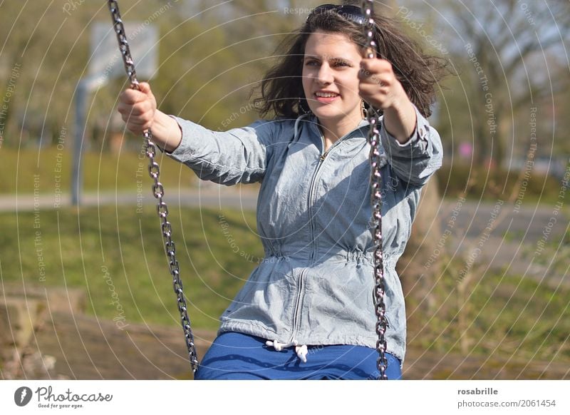 Spass am Leben haben - junge Frau sitzt auf einer Schaukel in einem Park Mensch feminin Junge Frau Jugendliche Erwachsene 1 18-30 Jahre Jacke Sonnenbrille