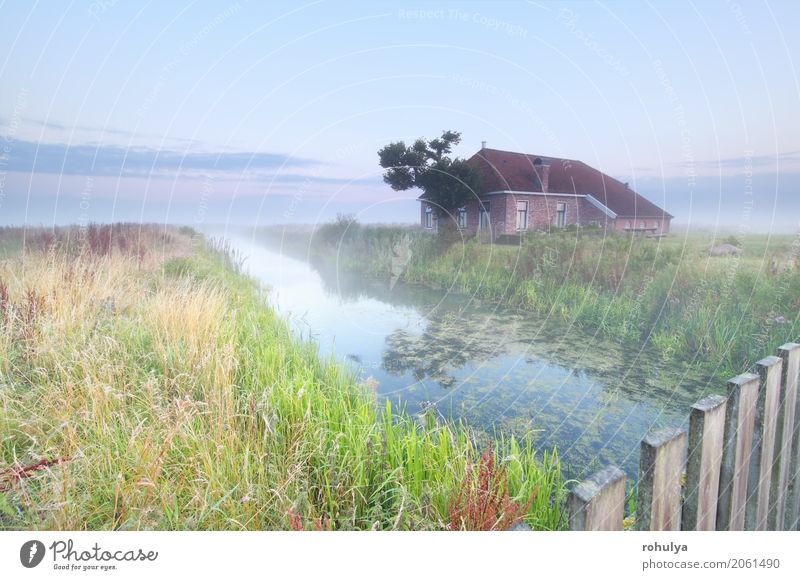 gemütliches und charmantes Bauernhaus am Fluss bei Sonnenaufgang Haus Natur Landschaft Himmel Sonnenuntergang Sommer Nebel Wiese Feld Gebäude Einsamkeit Umwelt