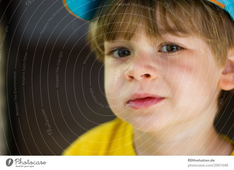 Kind im Sommer Mensch maskulin Kleinkind Junge Kindheit Gesicht 1 1-3 Jahre T-Shirt Mütze klein natürlich niedlich blau gelb Farbfoto Außenaufnahme Nahaufnahme