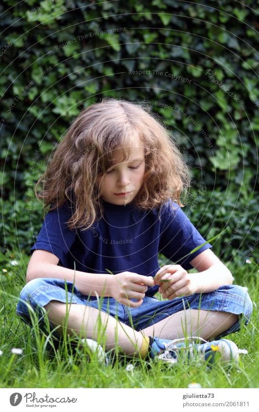 Porträt eines einsamen Jungen , verträumt, sitzend auf der Wiese Kind Kindheit 1 Mensch 8-13 Jahre T-Shirt Jeanshose Shorts langhaarig Locken Denken Blick