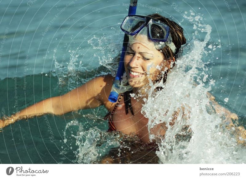 erwischt Frau Mensch Wasser Meer Ferien & Urlaub & Reisen Taucherbrille Jugendliche Tauchgerät Schnorcheln Schwimmen & Baden Badeurlaub Wellen Gischt Brandung