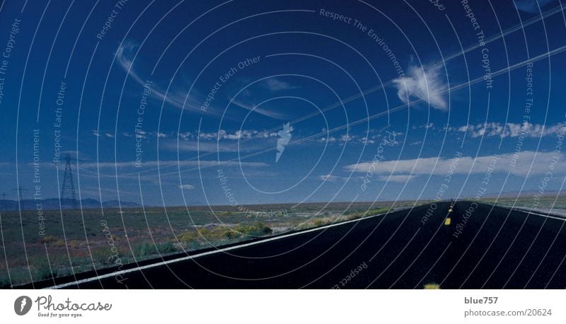 Open Sky schwarz Wolken weiß Hochspannungsleitung Strommast Mittelstreifen gelb elektronisch Straße Himmel blau Kabel Ferne