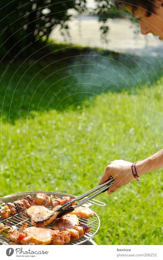 BBQ Mann Mensch Grillen Griller Fleisch Garten Jugendliche Koch kochen & garen Natur Sonne Sommer Grillsaison Grillrost Grillzange Fleischspieß Steak See Wiese