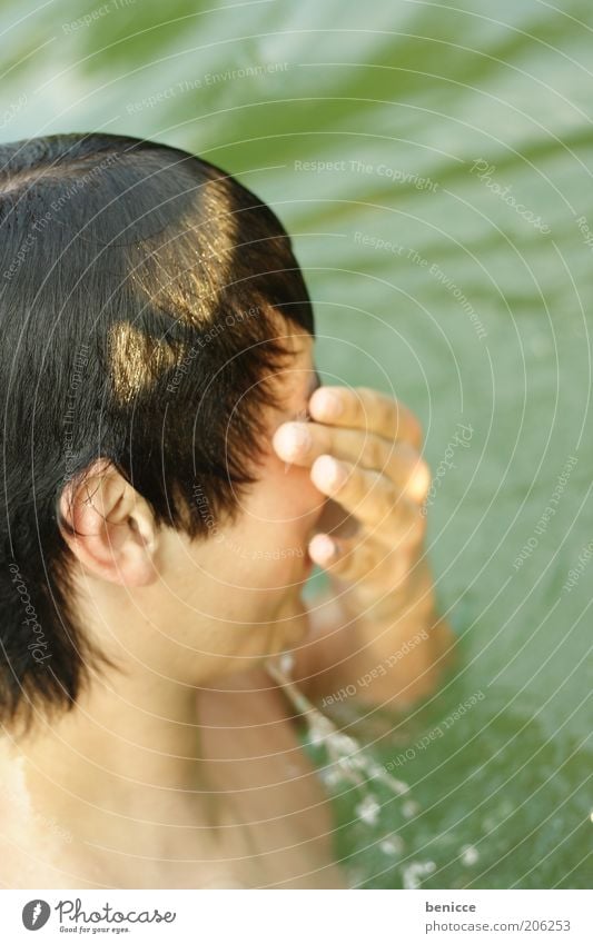 ouch Jugendliche Mensch Kind Schwimmen & Baden See Badesee Meer nass tauchen feucht Wasser Freude lustig Humor auswischen Sommer Frühling