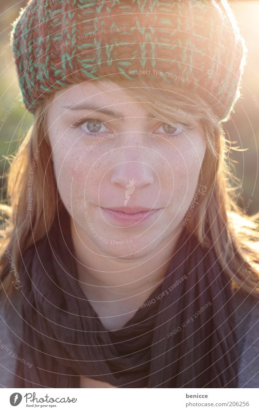 herbstportrait Frau Mensch Porträt Herbst frontal Mütze Winter Blick in die Kamera attraktiv schön Natur natürlich selbstbewußt rot Dämmerung Gegenlicht Schal