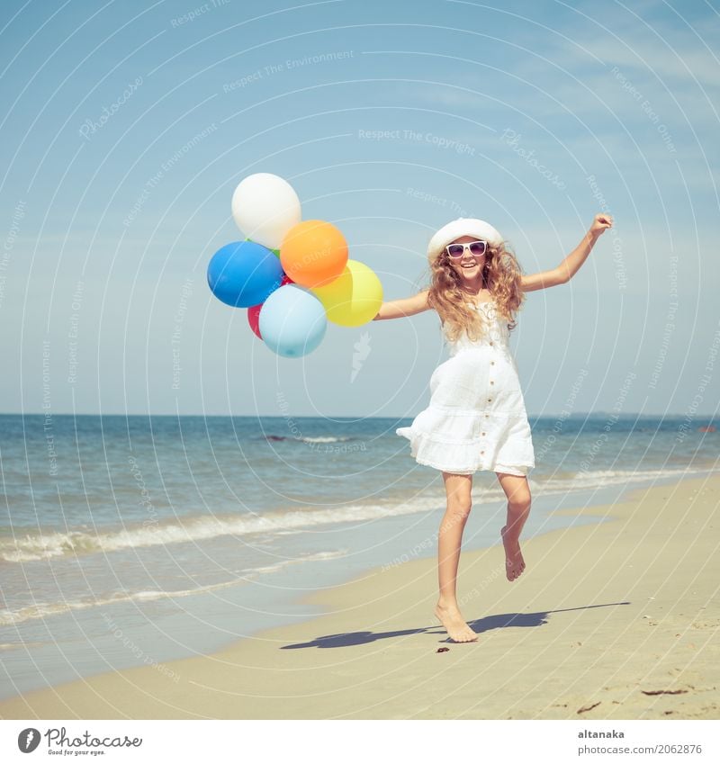 Jugendlich Mädchen mit den Ballonen, die auf den Strand springen Lifestyle Freude Glück Erholung Freizeit & Hobby Spielen Ferien & Urlaub & Reisen Ausflug