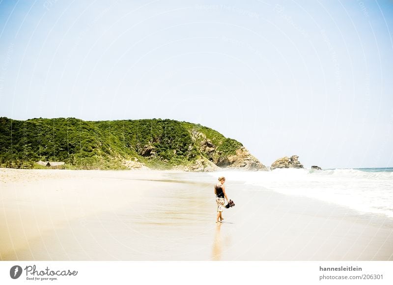 Wie Strand am Meer Sommer Sommerurlaub Frau Erwachsene 1 Mensch 18-30 Jahre Jugendliche Natur Landschaft Wolkenloser Himmel Wärme Wellen Küste Denken genießen