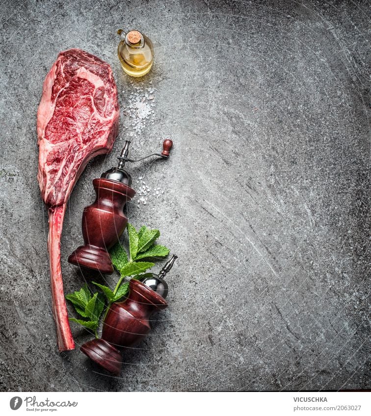 Tomahawk Rindersteak für richtige Männer Lebensmittel Fleisch Ernährung Abendessen Festessen Picknick Bioprodukte Stil Design Tisch Küche Restaurant Grill