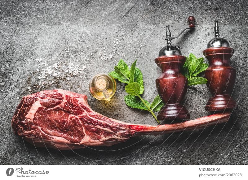 RoherTomahawk Rindersteak mit Gewürze, Salz und Pfefferstreuer Lebensmittel Fleisch Kräuter & Gewürze Öl Ernährung Abendessen Geschäftsessen Bioprodukte Stil