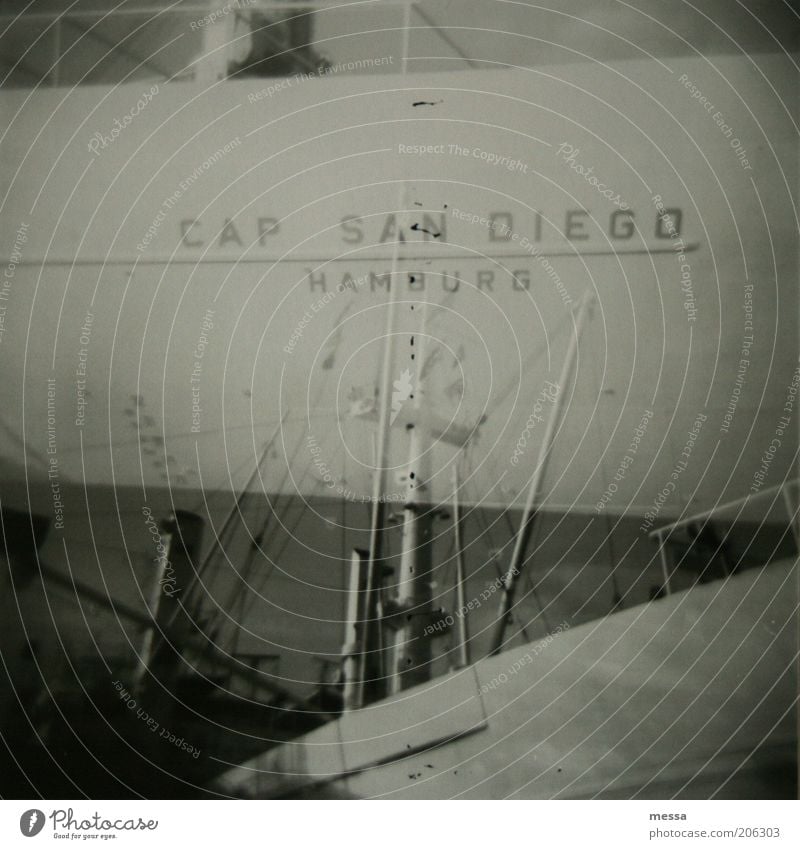 san diego Hamburger Hafen cap san diego Menschenleer Sehenswürdigkeit Schifffahrt Gefühle ruhig Schwarzweißfoto Außenaufnahme Lomografie Tag Schiffsbug