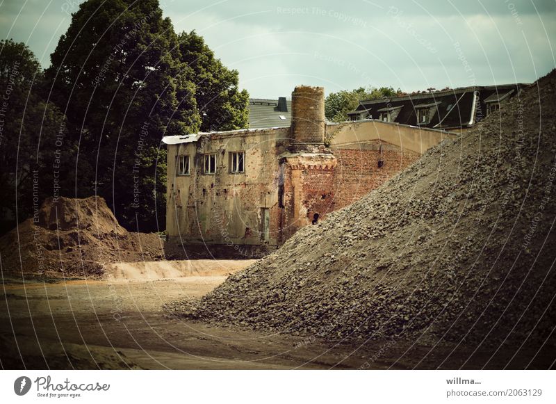 Mehr Stein als Schorn Baustelle Bauwerk Gebäude Architektur Fabrik Schornstein Verfall Abrissgebäude Sanieren verfallen alt Farbfoto Außenaufnahme