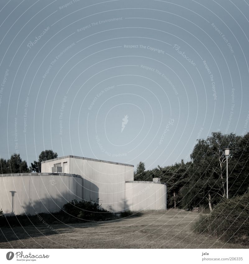 edel-bunker Himmel Haus Bauwerk Gebäude Architektur Laterne trist blau grün weiß Bunker Farbfoto Außenaufnahme Menschenleer Textfreiraum oben Dämmerung Licht