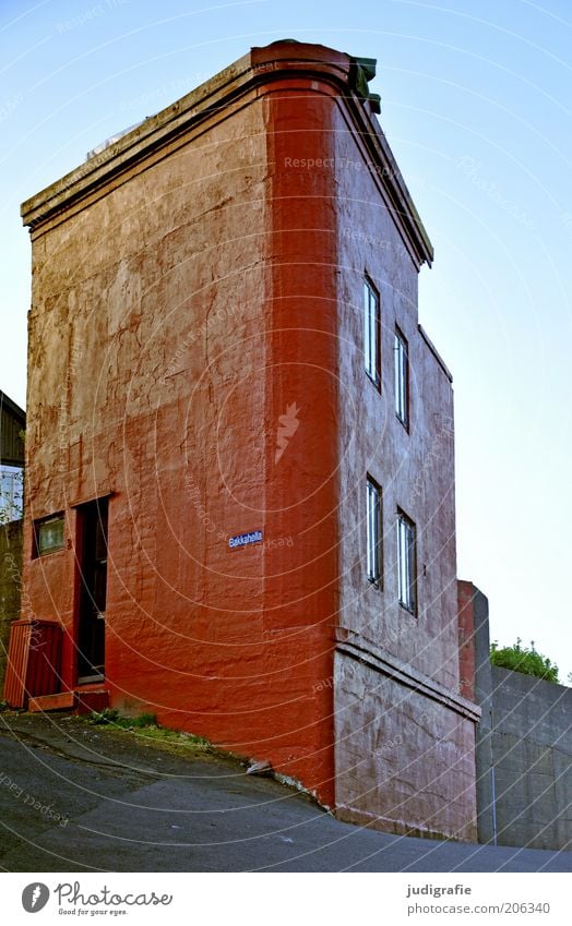 Färöer Tórshavn Føroyar Menschenleer Haus Einfamilienhaus Bauwerk Gebäude Architektur außergewöhnlich eckig rot Farbfoto Außenaufnahme Tag Eckgebäude