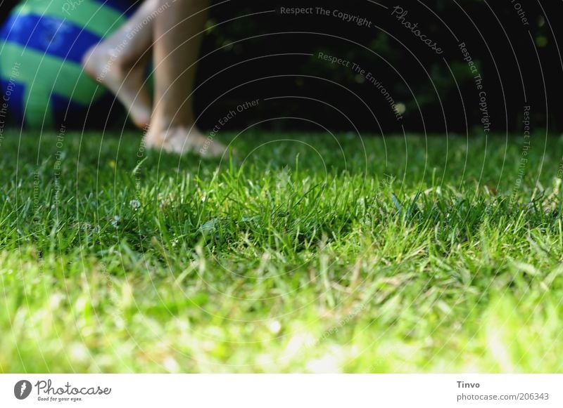 Das Spiel ist aus... Freizeit & Hobby Spielen Kinderspiel Beine Fuß 1 Mensch Schönes Wetter Garten Wiese gehen blau grün Bewegung Sport Spielende Ende Kindheit