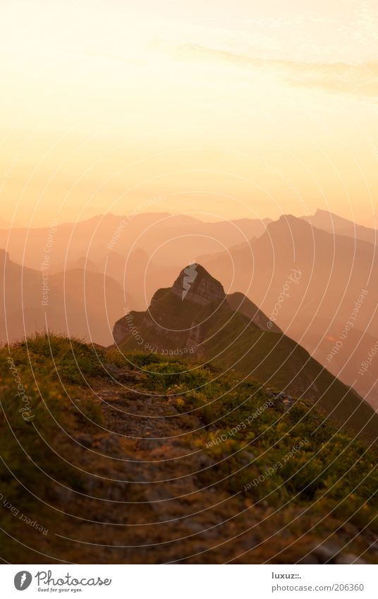 Erwachen ruhig Landschaft Gipfel leuchten Unendlichkeit beruhigend Berge u. Gebirge Horizont Pause Wege & Pfade Ziel Morgen Ferne Textfreiraum oben Luft