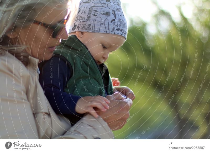 Mutter und Kind Lifestyle Freude Freizeit & Hobby Spielen Kindererziehung Bildung Kindergarten lernen Mensch Eltern Erwachsene Geschwister Großeltern Senior