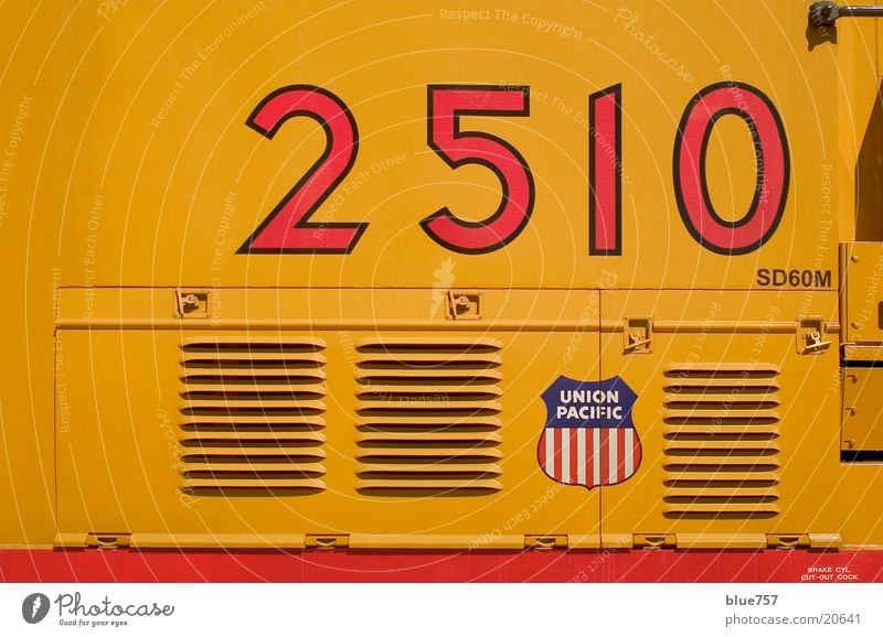 2510 Diesellokomotive Lüftungsschlitz Logo gelb rot weiß Verkehr union pacific blau Ziffern & Zahlen vents red blue white numbers