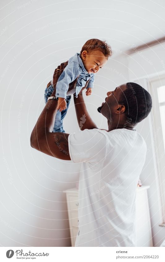 Mixed Race Papa und Kleinkind spielen zusammen. Lifestyle Freude Kind Baby Junge Mann Erwachsene Vater Familie & Verwandtschaft lachen Liebe Umarmen