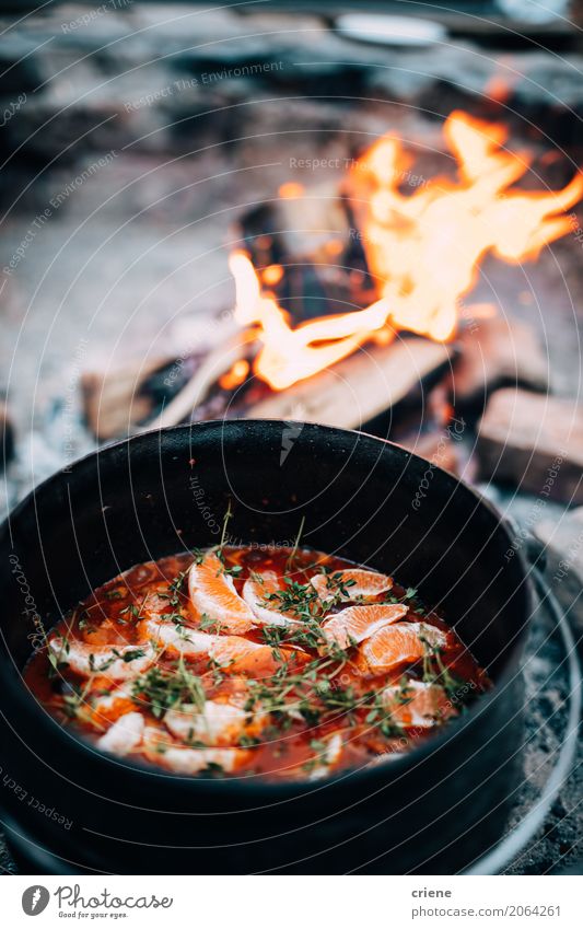 Suppe über offenem Feuer kochen Lebensmittel Orange Eintopf Essen Topf Lifestyle Erholung Ferien & Urlaub & Reisen Abenteuer Camping Küche Wärme wild