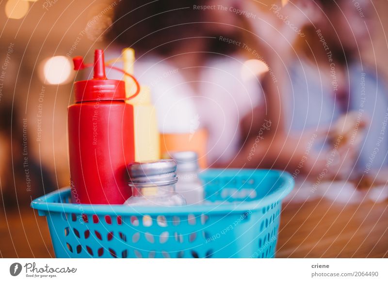 Nahaufnahme von Soßen und von Gewürzen in der Gaststätte Lebensmittel Kräuter & Gewürze Ernährung Essen Mittagessen Abendessen Fastfood Flasche Tisch Restaurant