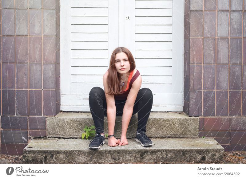 Porträt Lifestyle Stil schön Leben Mensch feminin Junge Frau Jugendliche Arme 1 13-18 Jahre Tor Mauer Wand Fassade Tür sitzen einzigartig natürlich Coolness